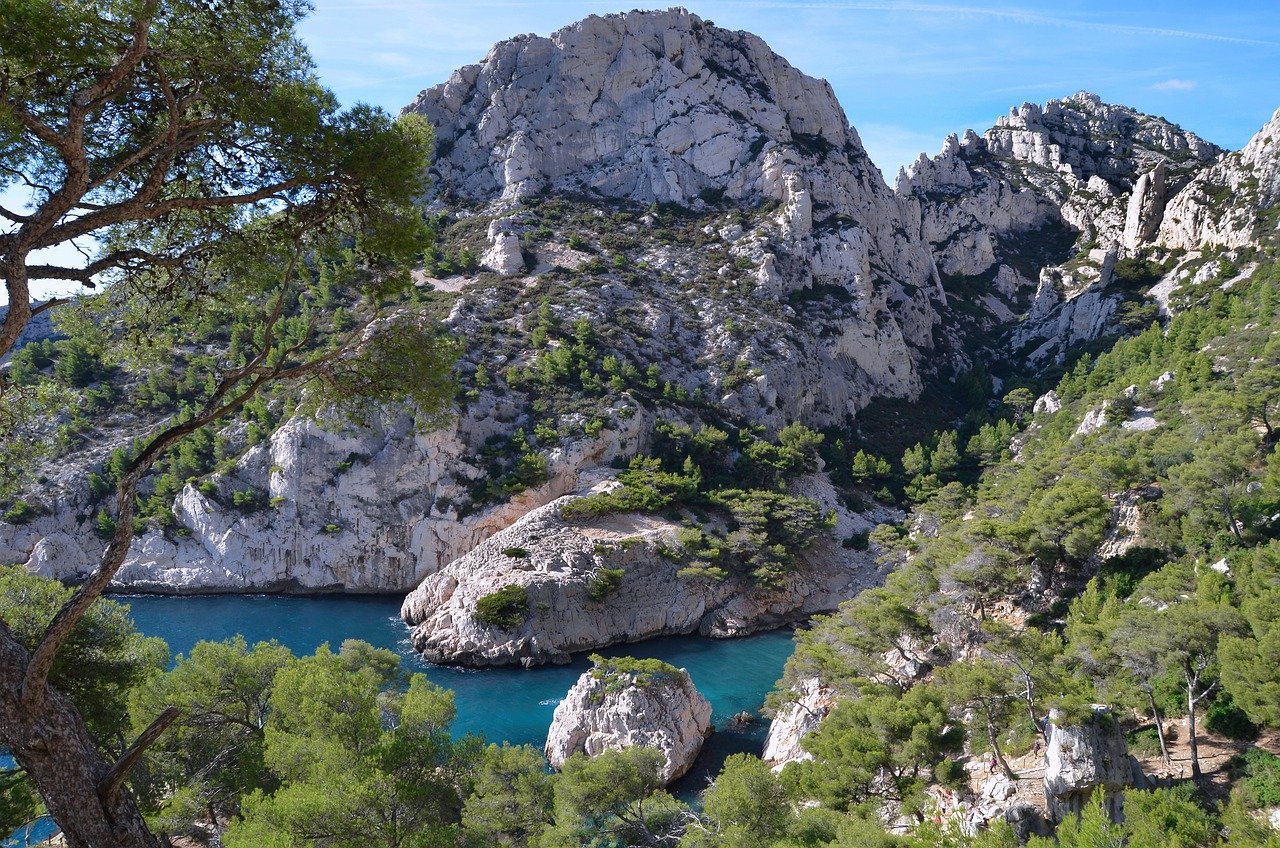 Comment explorer les Calanques de Marseille à pied ?